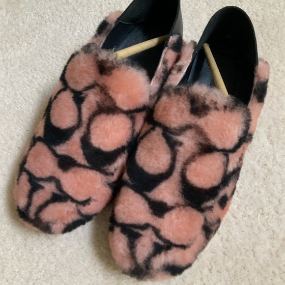 COACH HOLLY SHEARLING PINK AND BLACK LOGO SLIPPERS - Picture 4 of 16